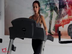 Junger Prügel vögelt sportliche Brünette Junger Prügel vögelt sportliche Brünette