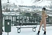 Amateurin läuft nackt durch den Schnee