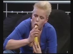 Lesbische Schlampe mit Banane in der Fotze