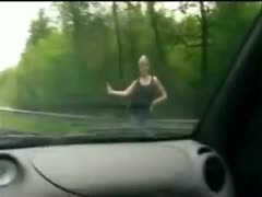 Junge blonde Anhalterin im Auto abgefickt