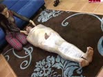 Nackt in Folie und eine geile Brünette