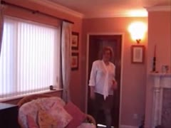 Oma in Dessous ist richtig geil und feucht